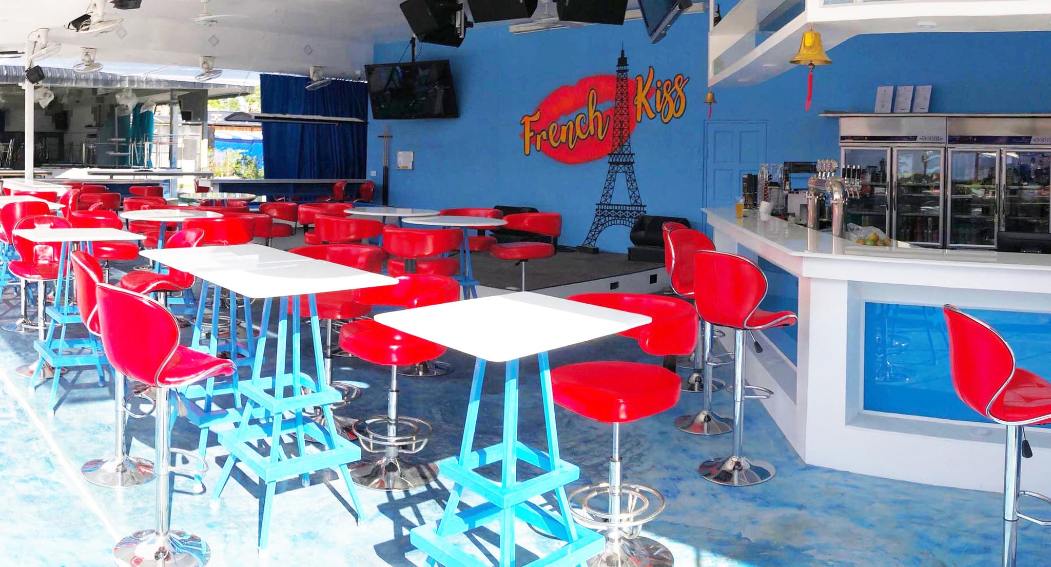 ภาพถ่ายแสดงการตกแต่งภายนอก ภายใน พนักงาน และบรรยากาศของร้าน FrenchKiss