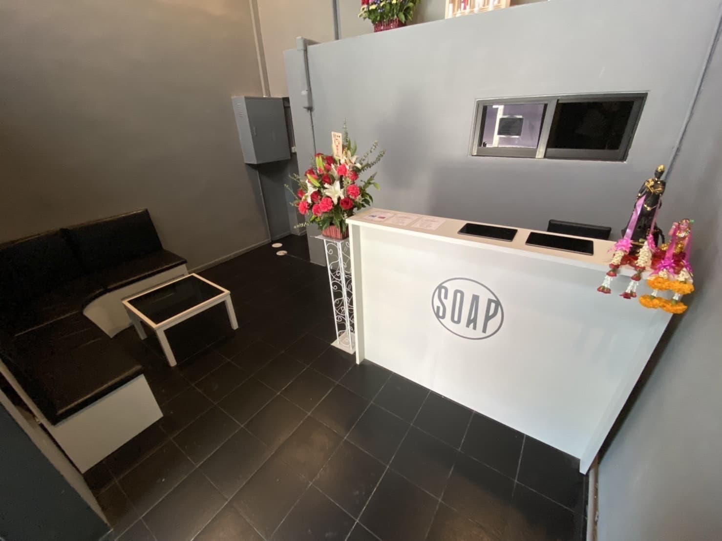 ภาพถ่ายแสดงการตกแต่งภายนอก ภายใน พนักงาน และบรรยากาศของMITU SOAP