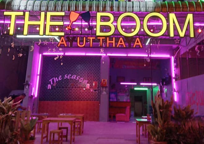 ภาพถ่ายแสดงการตกแต่งภายนอก ภายใน พนักงาน และบรรยากาศของThe BOOM Ayutthaya
