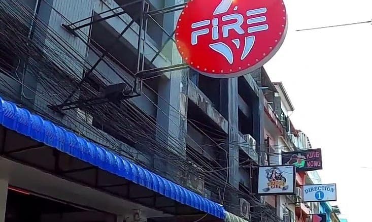 ภาพถ่ายแสดงการตกแต่งภายนอก ภายใน พนักงาน และบรรยากาศของFire bar soi6