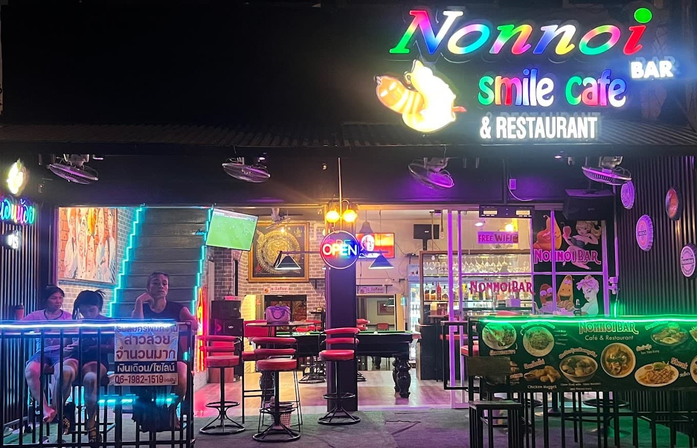 ภาพถ่ายแสดงการตกแต่งภายนอก ภายใน พนักงาน และบรรยากาศของNonnoi Bar