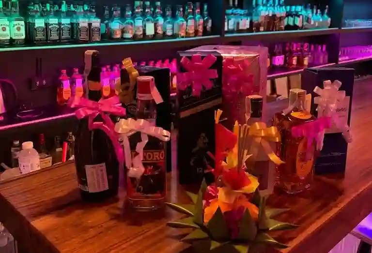 ภาพถ่ายแสดงการตกแต่งภายนอก ภายใน พนักงาน และบรรยากาศของKrungThep สุขุมวิท 41