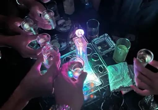 ภาพถ่ายแสดงการตกแต่งภายนอก ภายใน พนักงาน และบรรยากาศของClub Venus