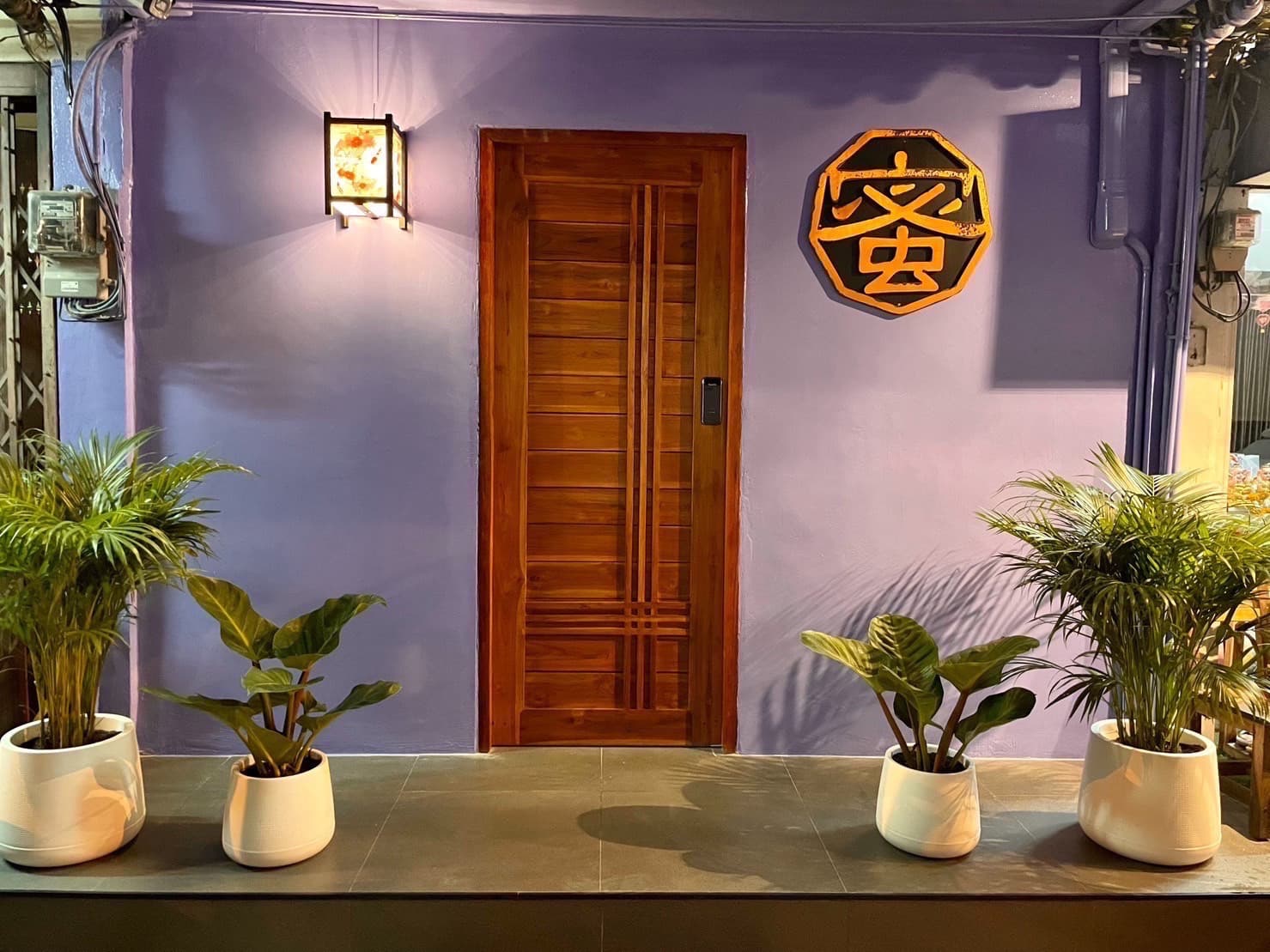 ภาพถ่ายแสดงการตกแต่งภายนอก ภายใน พนักงาน และบรรยากาศของ蜜 CLASSIC