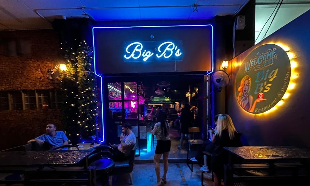 ภาพถ่ายแสดงการตกแต่งภายนอก ภายใน พนักงาน และบรรยากาศของBig B’s