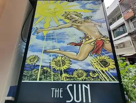 ภาพถ่ายแสดงการตกแต่งภายนอก ภายใน พนักงาน และบรรยากาศของThe Sun