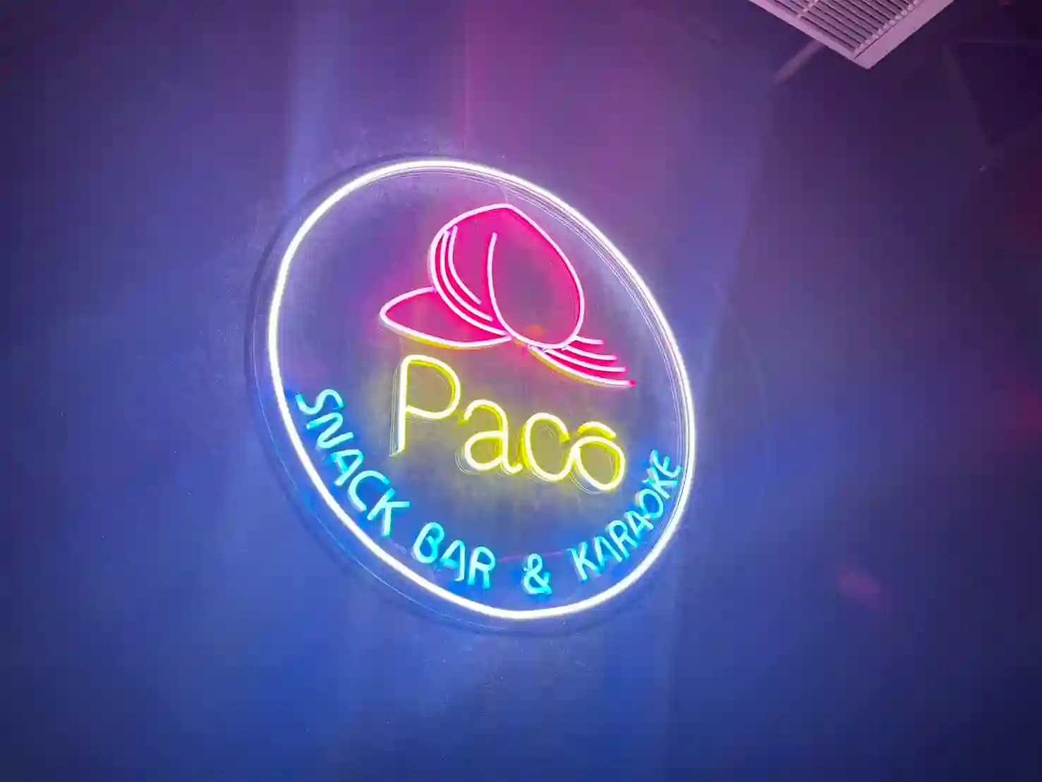 ภาพถ่ายแสดงการตกแต่งภายนอก ภายใน พนักงาน และบรรยากาศของPaco19Club@Young Place