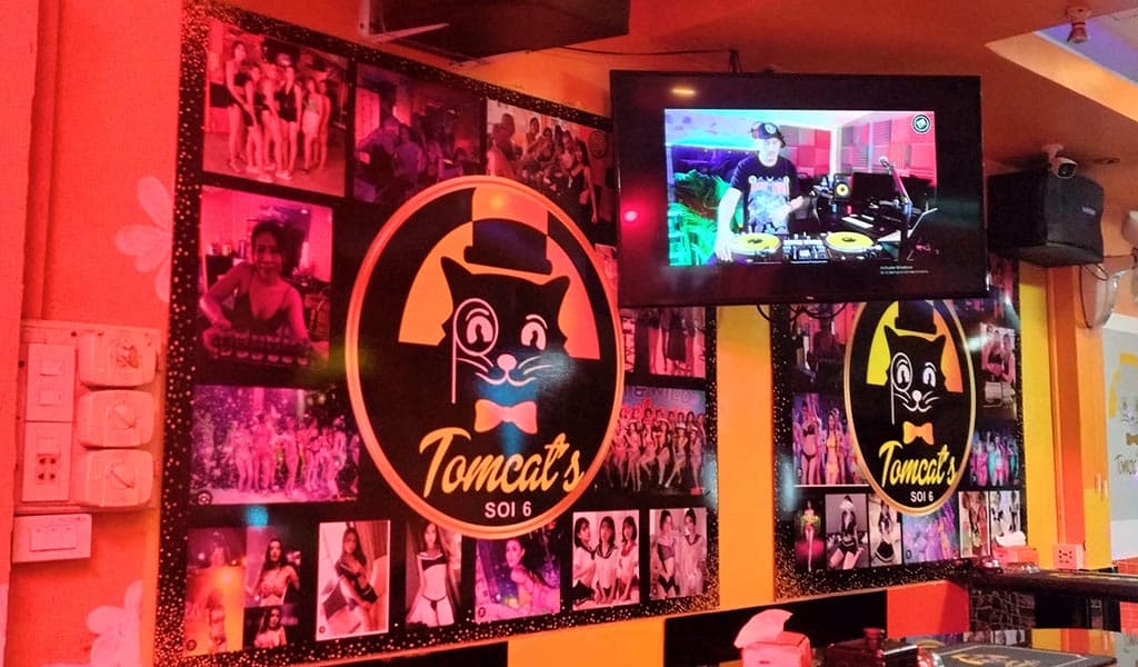 ภาพถ่ายแสดงการตกแต่งภายนอก ภายใน พนักงาน และบรรยากาศของTomcat's bar soi 6