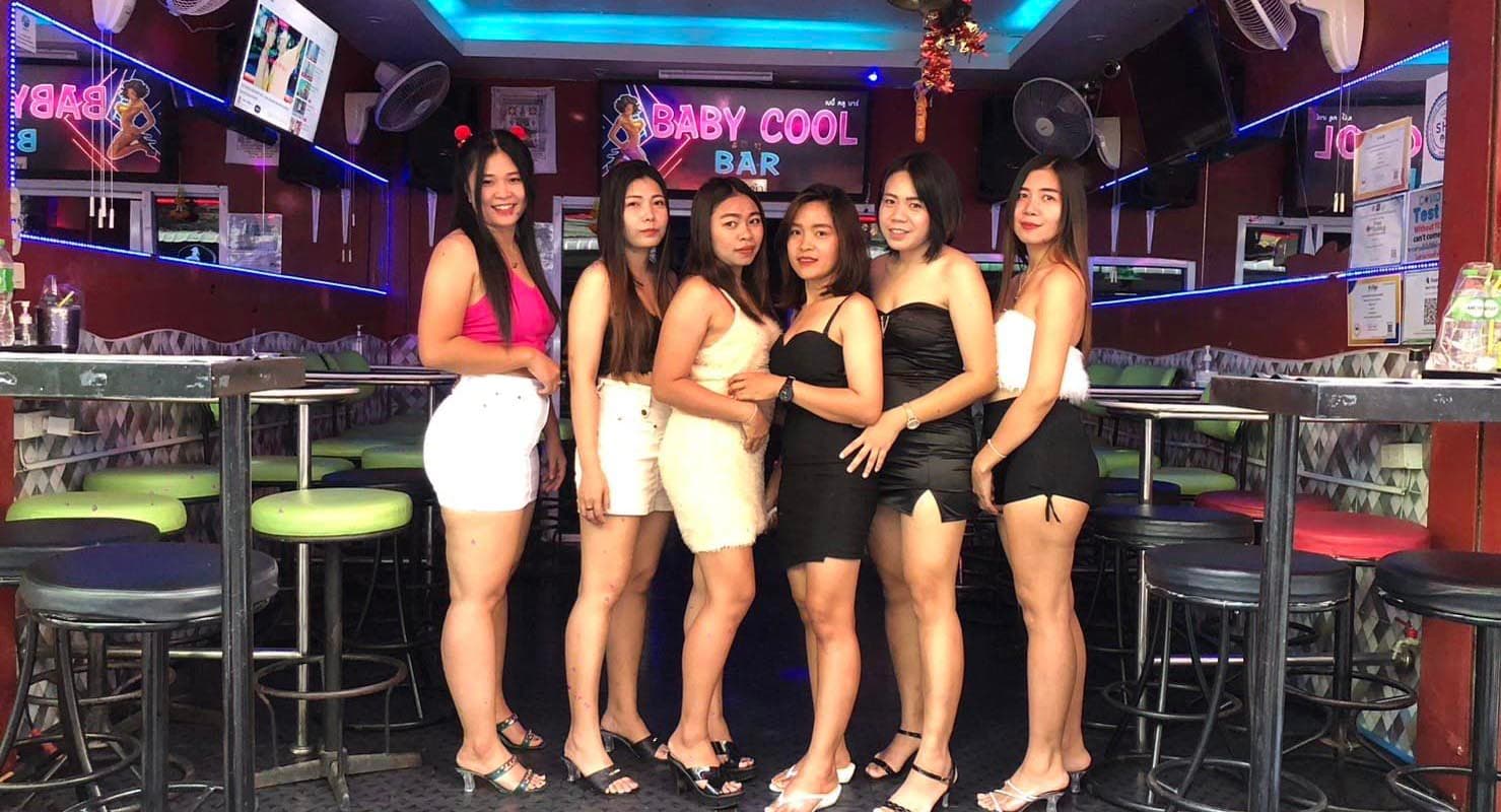 ภาพถ่ายแสดงการตกแต่งภายนอก ภายใน พนักงาน และบรรยากาศของBaby Cool Bar