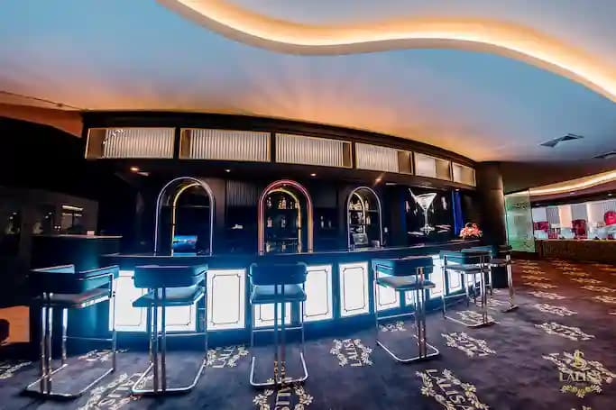 ภาพถ่ายแสดงการตกแต่งภายนอก ภายใน พนักงาน และบรรยากาศของlalisa รัชดา 17