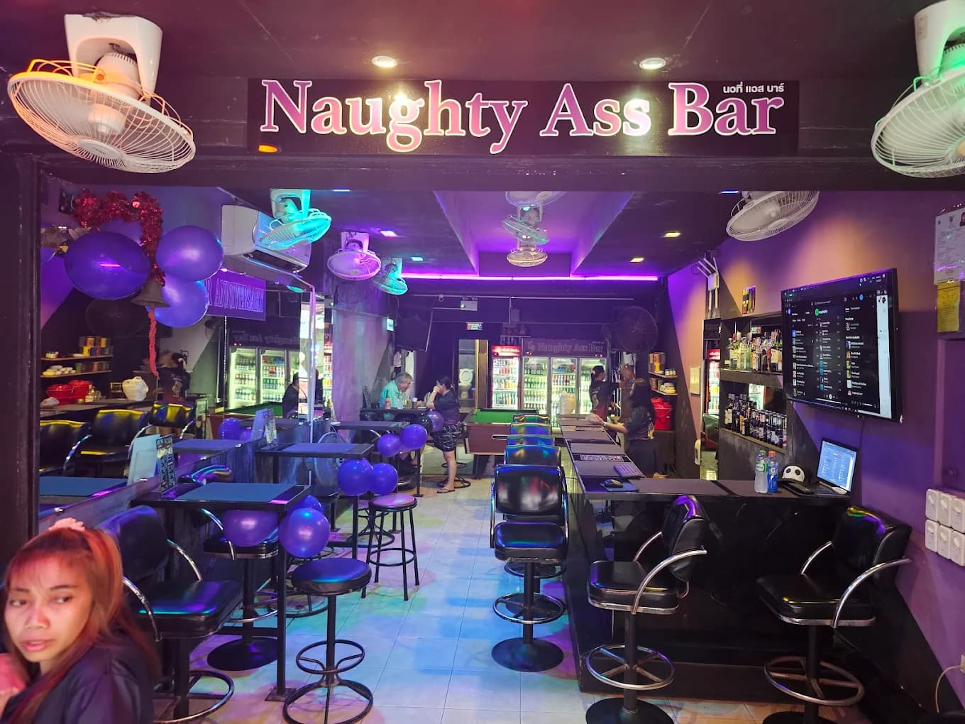 ภาพถ่ายแสดงการตกแต่งภายนอก ภายใน พนักงาน และบรรยากาศของNaughty Ass Bar