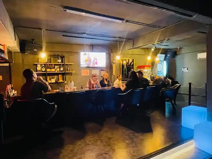 ภาพถ่ายแสดงการตกแต่งภายนอก ภายใน พนักงาน และบรรยากาศของJ Plus Karaoke and Bar