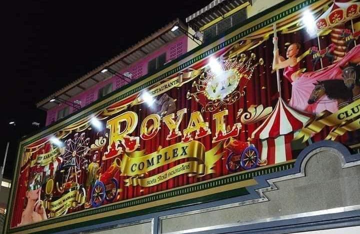 ภาพถ่ายแสดงการตกแต่งภายนอก ภายใน พนักงาน และบรรยากาศของROYAL VIP Club & Karaoke