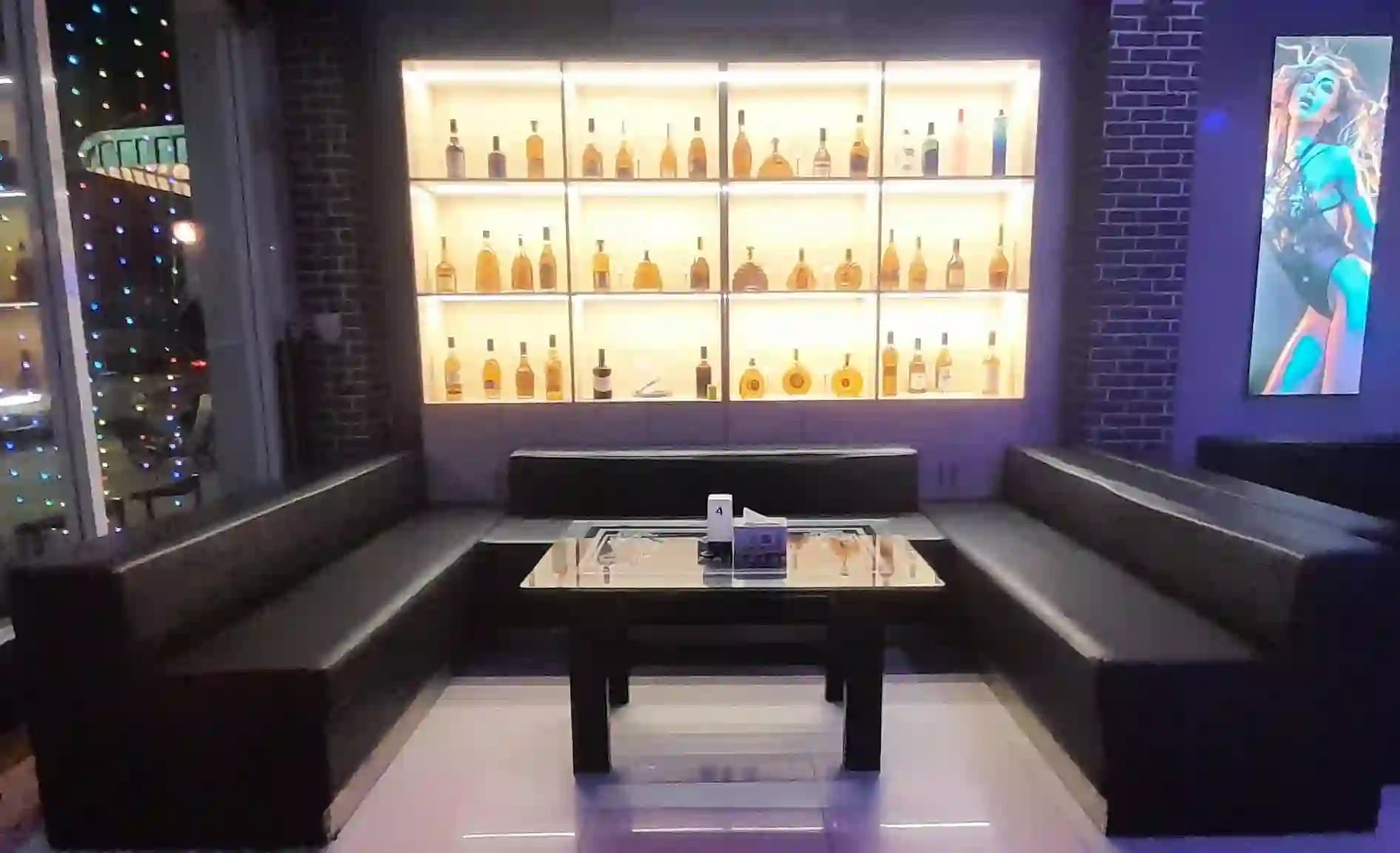 ภาพถ่ายแสดงการตกแต่งภายนอก ภายใน พนักงาน และบรรยากาศของTHE MISS