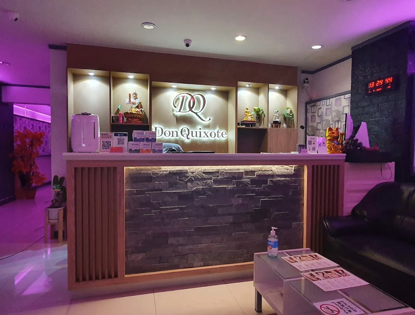 ภาพถ่ายแสดงการตกแต่งภายนอก ภายใน พนักงาน และบรรยากาศของDon Quixote Massage