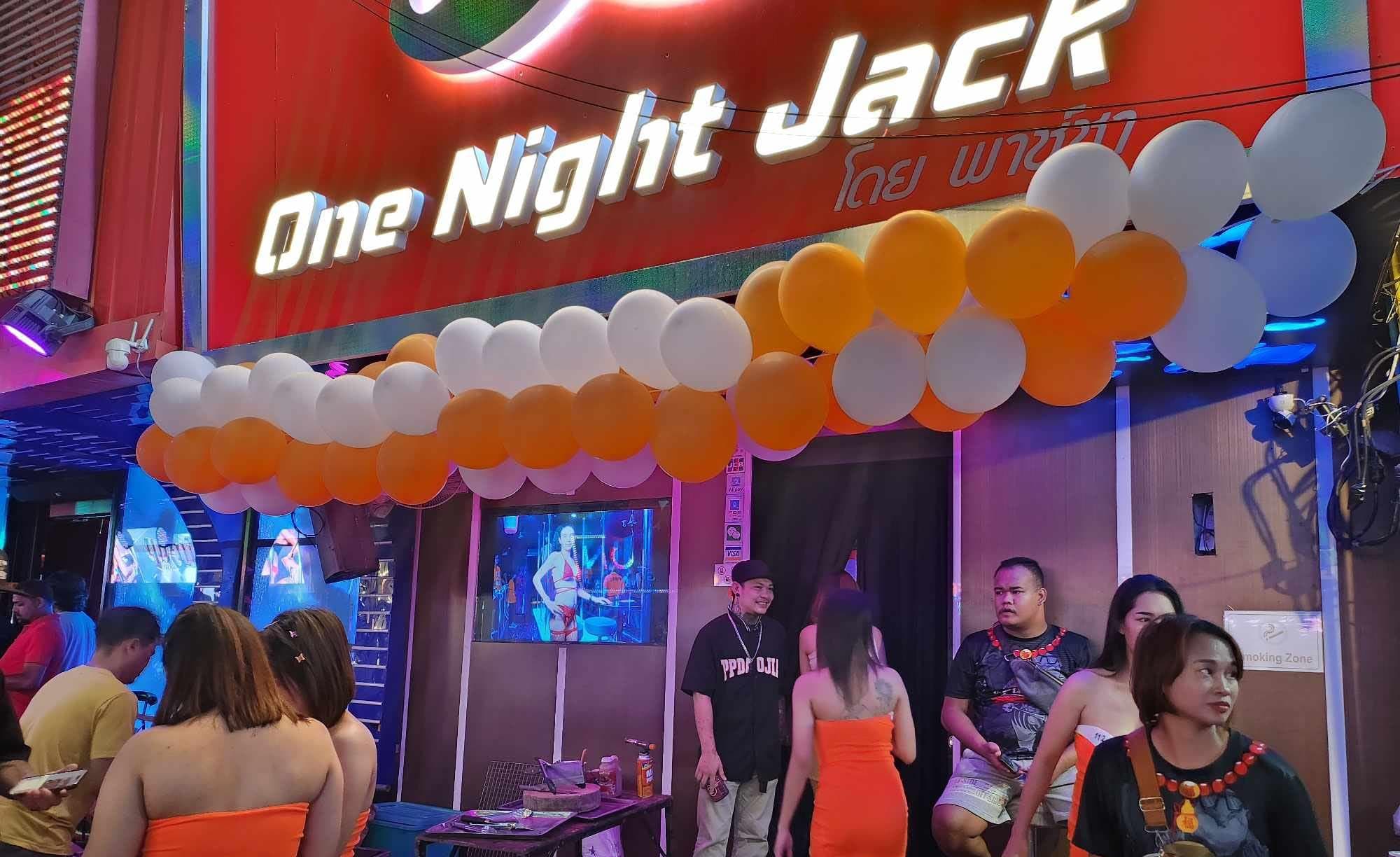 ภาพถ่ายแสดงการตกแต่งภายนอก ภายใน พนักงาน และบรรยากาศของAgogo One Night Jack