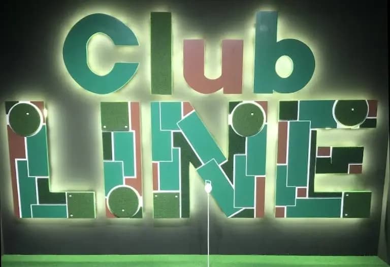 ภาพถ่ายแสดงการตกแต่งภายนอก ภายใน พนักงาน และบรรยากาศของClub LINE α สุขุมวิท 39