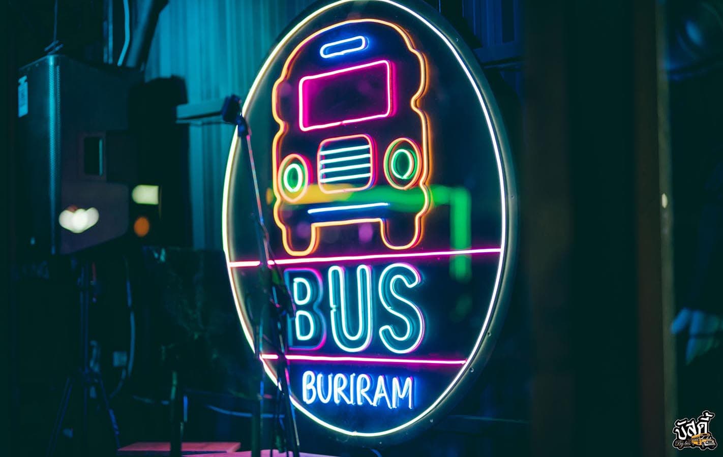 ภาพถ่ายแสดงการตกแต่งภายนอก ภายใน พนักงาน และบรรยากาศของร้านบัสดี้(Buddy by Bus) บุรีรัมย์