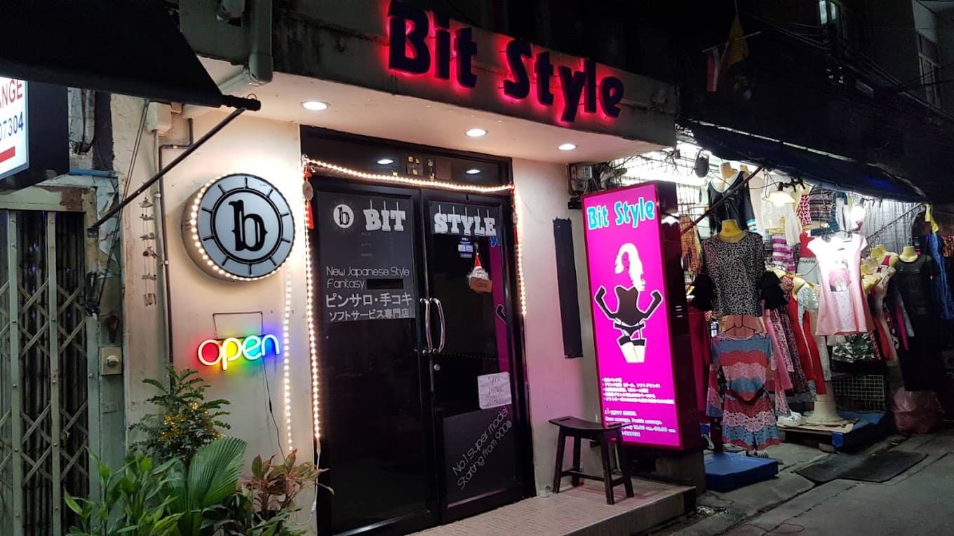 ภาพถ่ายแสดงการตกแต่งภายนอก ภายใน พนักงาน และบรรยากาศของBit Style Bangkok No.0