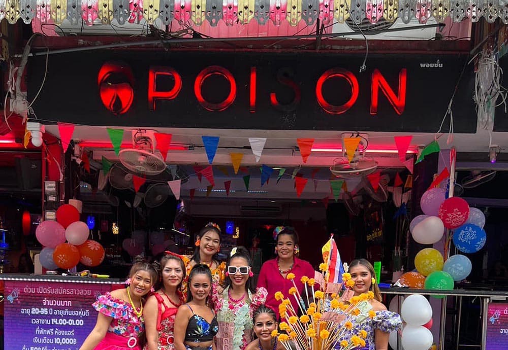 ภาพถ่ายแสดงการตกแต่งภายนอก ภายใน พนักงาน และบรรยากาศของPoison Bar soi6