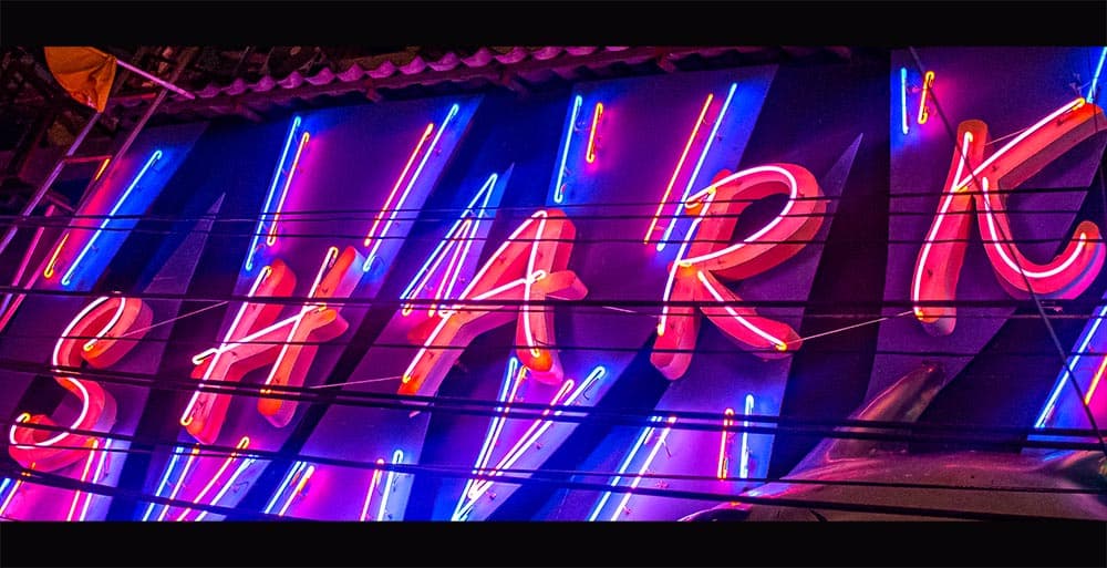 ภาพถ่ายแสดงการตกแต่งภายนอก ภายใน พนักงาน และบรรยากาศของSHARK A GoGo