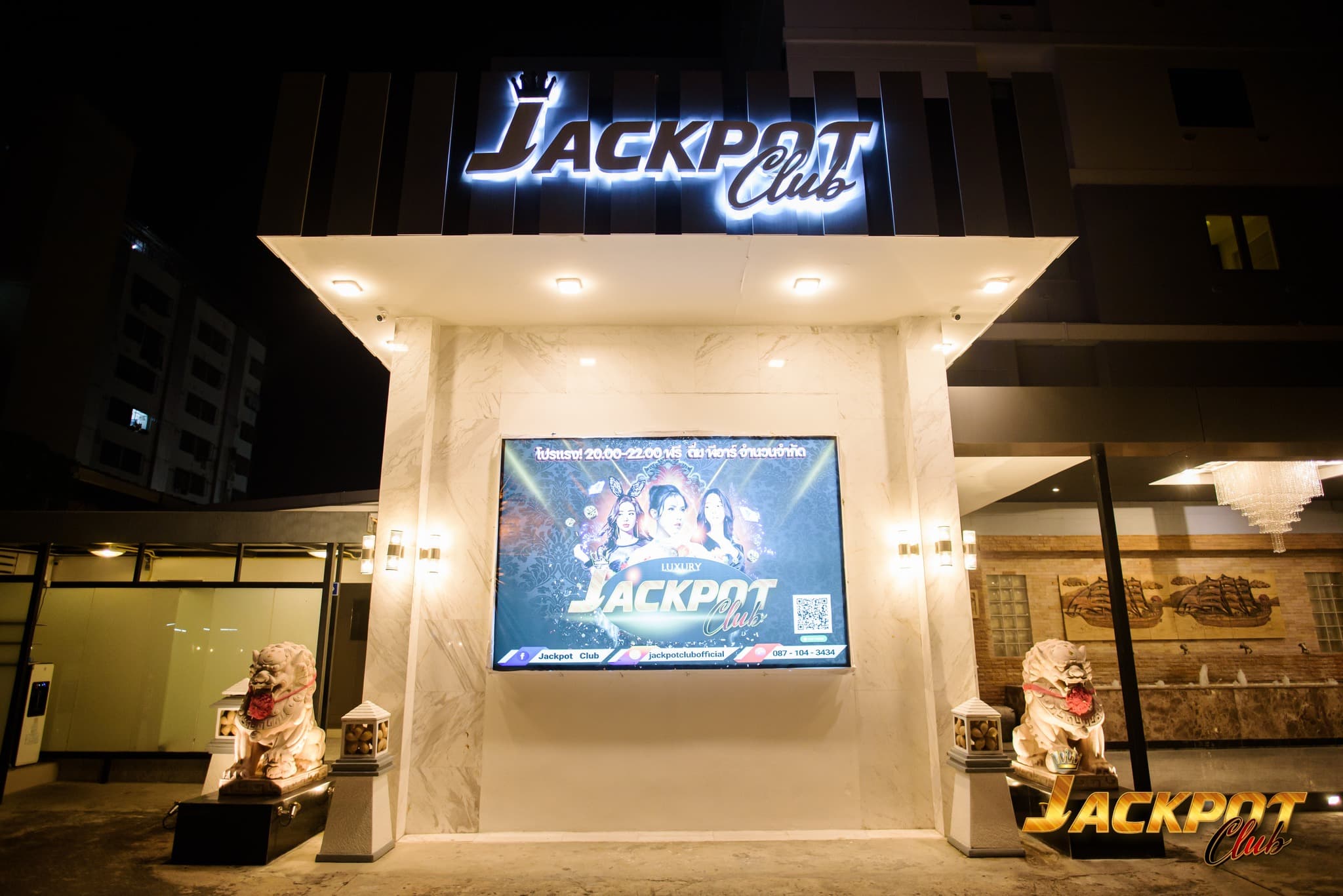 ภาพถ่ายแสดงการตกแต่งภายนอก ภายใน พนักงาน และบรรยากาศของJackpot Club