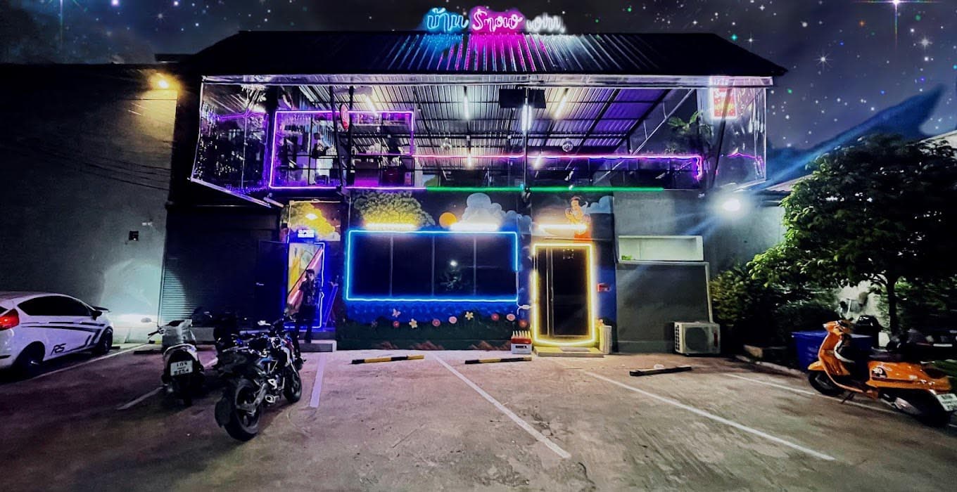 ภาพถ่ายแสดงการตกแต่งภายนอก ภายใน พนักงาน และบรรยากาศของร้านบ้าน SNOW WHITE N’JOY