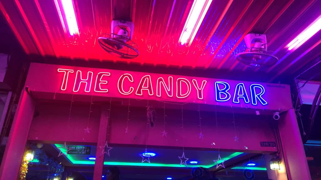 ภาพถ่ายแสดงการตกแต่งภายนอก ภายใน พนักงาน และบรรยากาศของThe Candy Bar