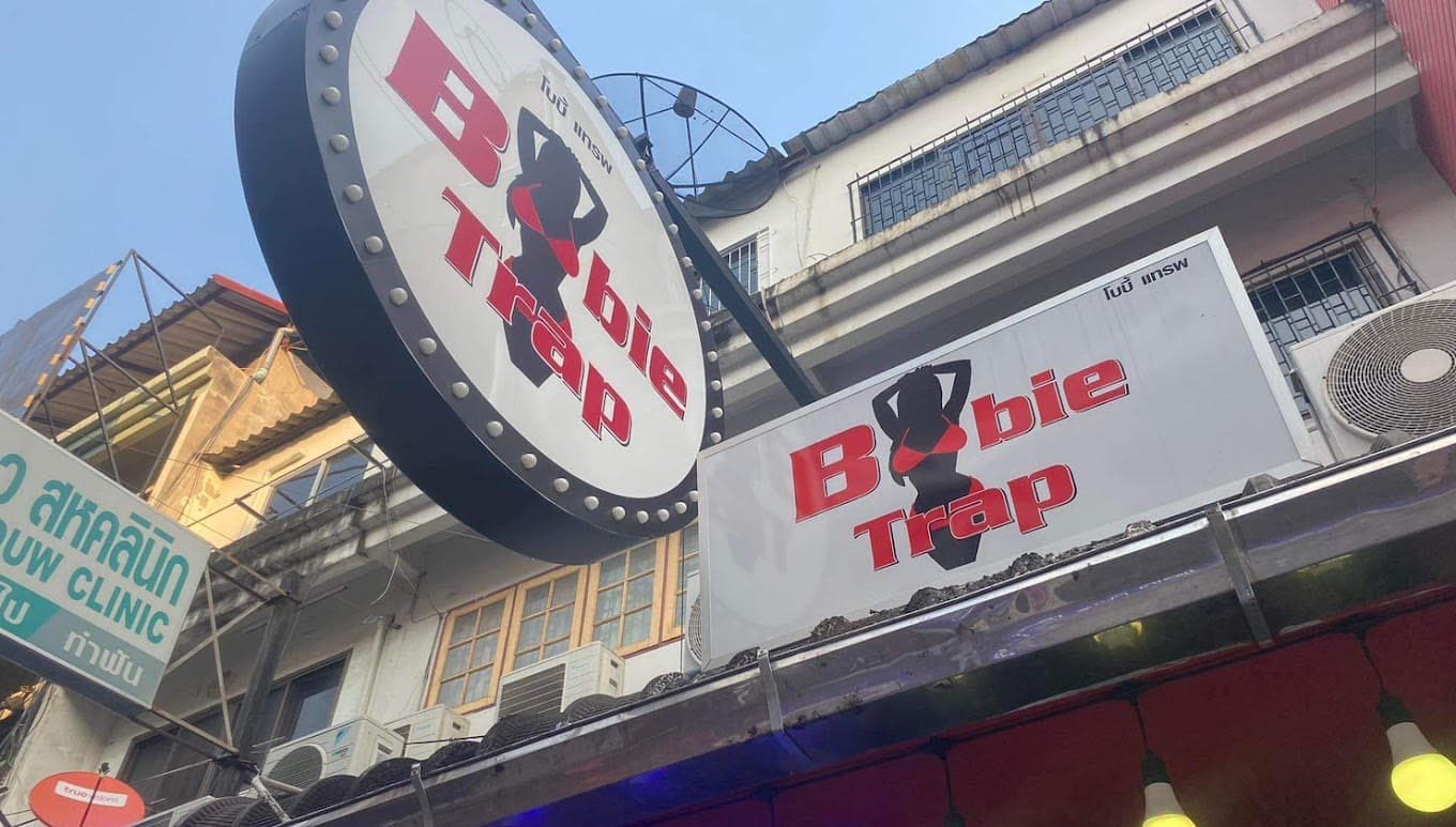 ภาพถ่ายแสดงการตกแต่งภายนอก ภายใน พนักงาน และบรรยากาศของBoobie Trap Bar