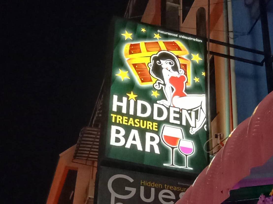 ภาพถ่ายแสดงการตกแต่งภายนอก ภายใน พนักงาน และบรรยากาศของHidden Treasure bar