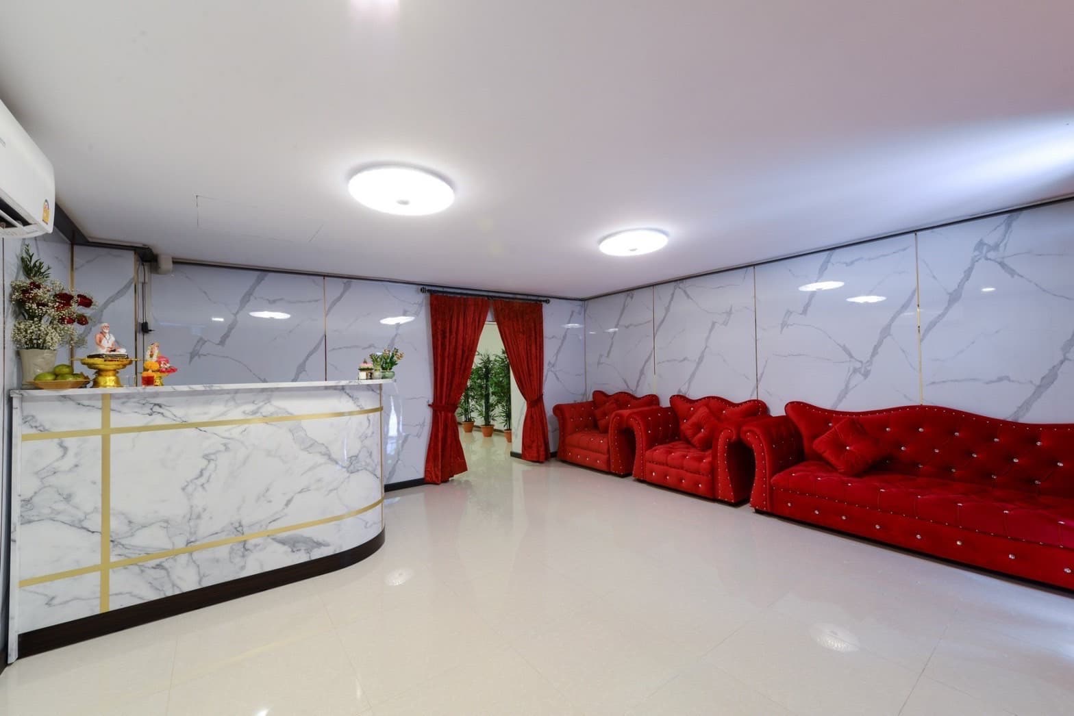 ภาพถ่ายแสดงการตกแต่งภายนอก ภายใน พนักงาน และบรรยากาศของร้าน heaven No.0