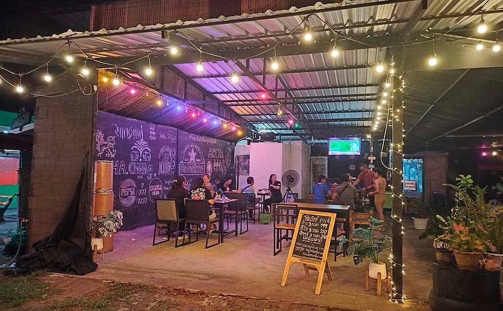 ภาพถ่ายแสดงการตกแต่งภายนอก ภายใน พนักงาน และบรรยากาศของหม่าล่าอินดี้ นั่งชิล