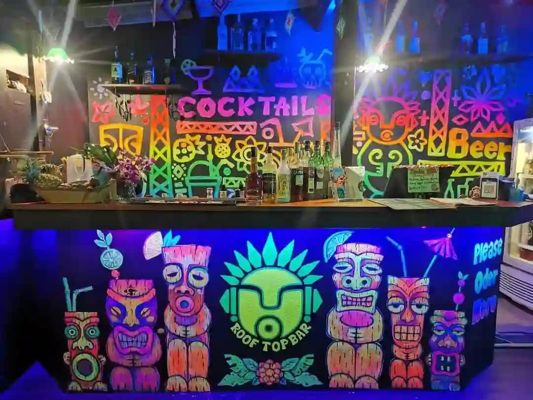 ภาพถ่ายแสดงการตกแต่งภายนอก ภายใน พนักงาน และบรรยากาศของTHC Roof Top Bar