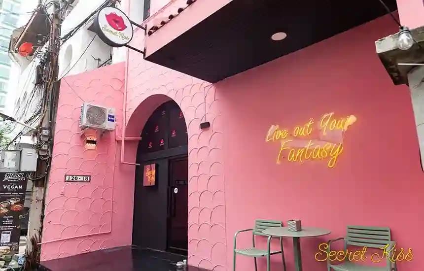 ภาพถ่ายแสดงการตกแต่งภายนอก ภายใน พนักงาน และบรรยากาศของSecret Kiss สุขุมวิท23