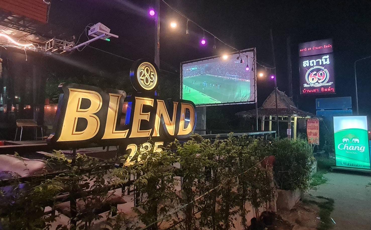 ภาพถ่ายแสดงการตกแต่งภายนอก ภายใน พนักงาน และบรรยากาศของ69 Chill ชิลล์