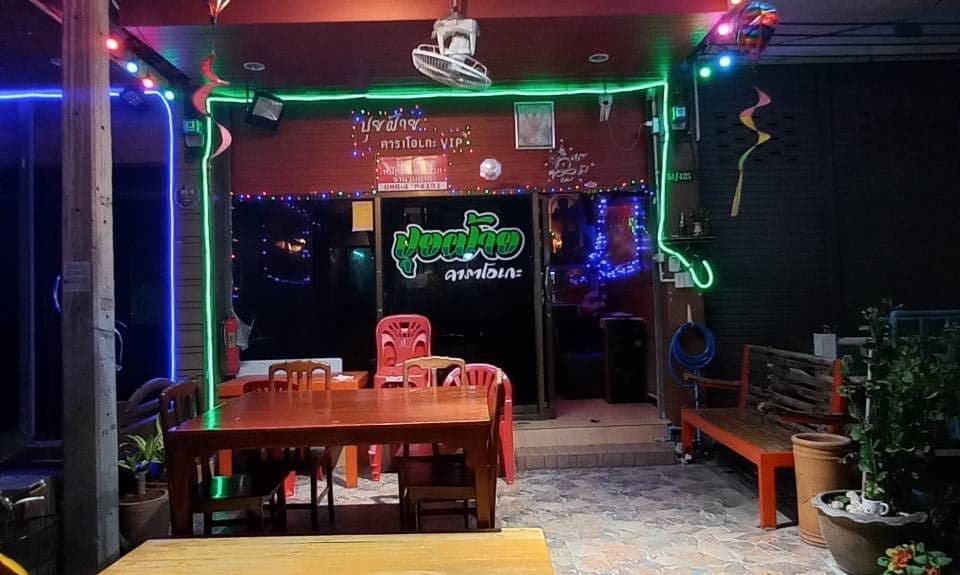 ภาพถ่ายแสดงการตกแต่งภายนอก ภายใน พนักงาน และบรรยากาศของร้านปุยฝ้ายคาราโอเกะ