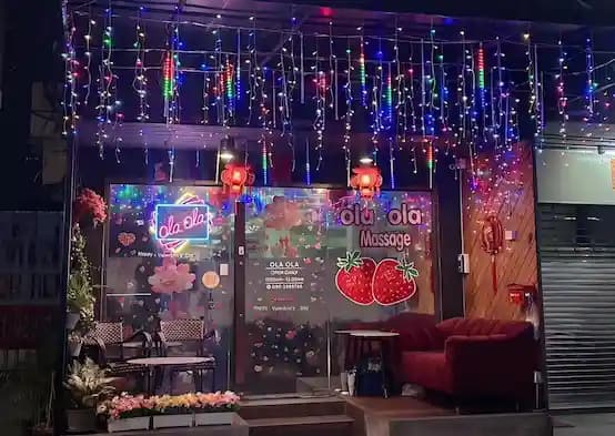ภาพถ่ายแสดงการตกแต่งภายนอก ภายใน พนักงาน และบรรยากาศของOlaOla Nuru Massage