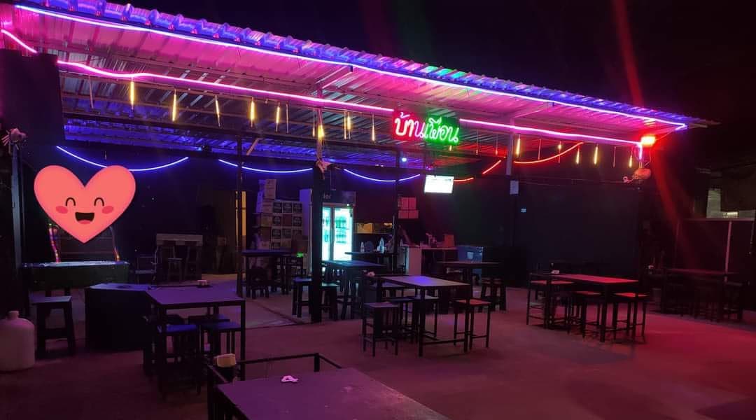 ภาพถ่ายแสดงการตกแต่งภายนอก ภายใน พนักงาน และบรรยากาศของร้านบ้านเพื่อน No.0