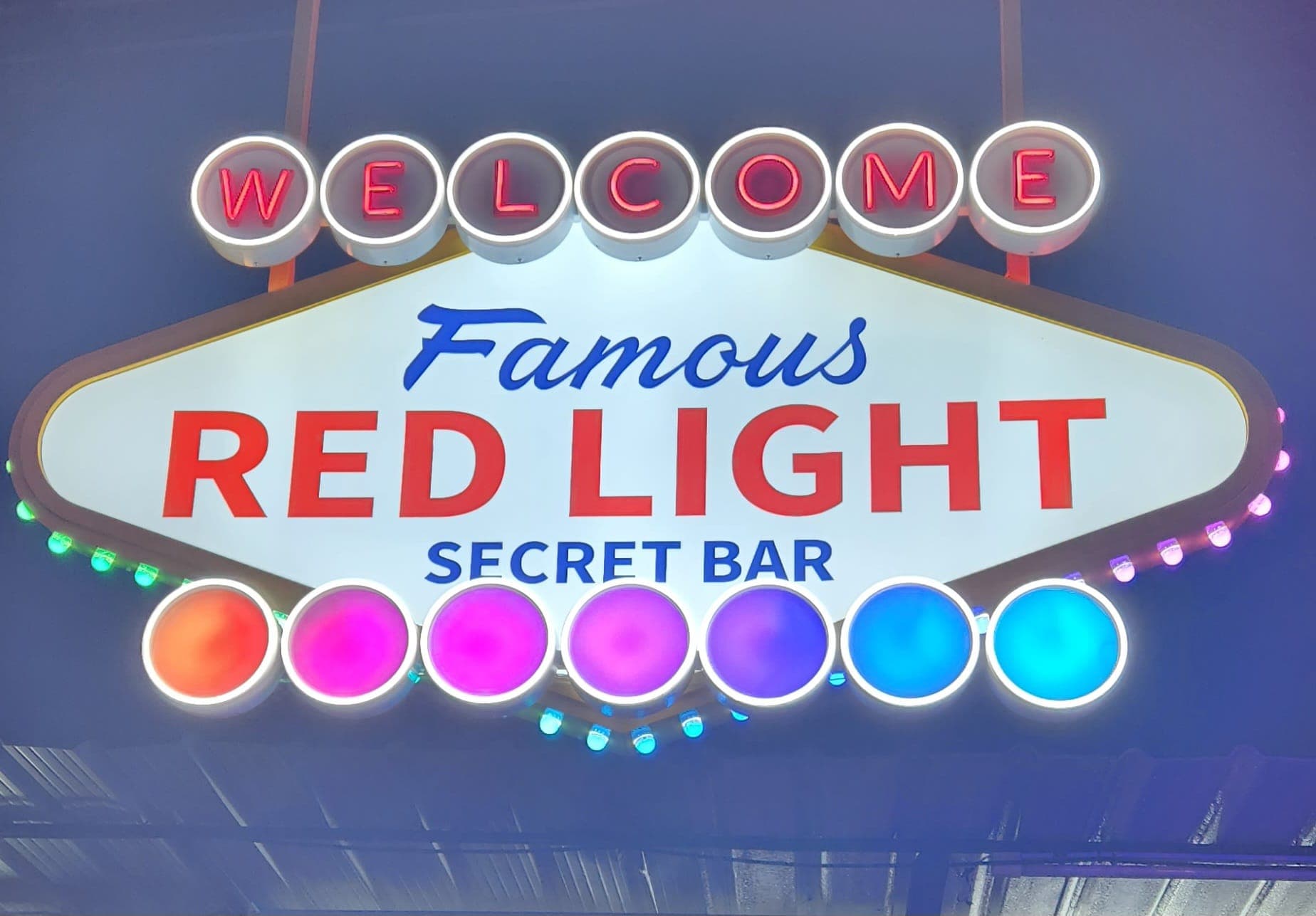 ภาพถ่ายแสดงการตกแต่งภายนอก ภายใน พนักงาน และบรรยากาศของRed Light Secret Bar Pattaya