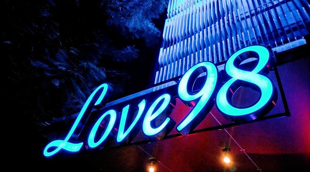 ภาพถ่ายแสดงการตกแต่งภายนอก ภายใน พนักงาน และบรรยากาศของร้าน Love 98 นิมมาน
