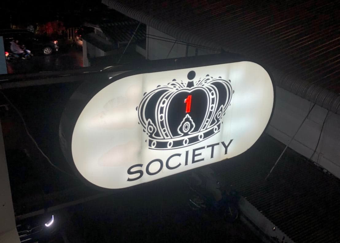 ภาพถ่ายแสดงการตกแต่งภายนอก ภายใน พนักงาน และบรรยากาศของ 1Society สุขุมวิท39 No.0