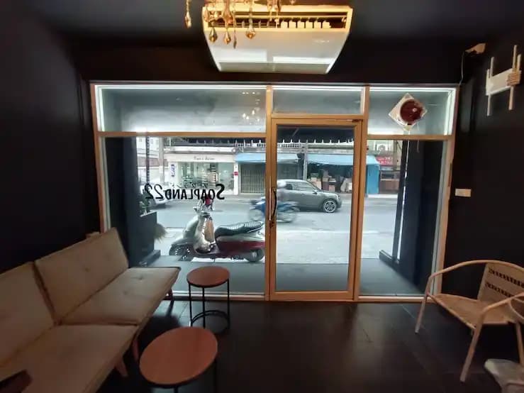 ภาพถ่ายแสดงการตกแต่งภายนอก ภายใน พนักงาน และบรรยากาศของSoapland22 (โซปแลนด์22)