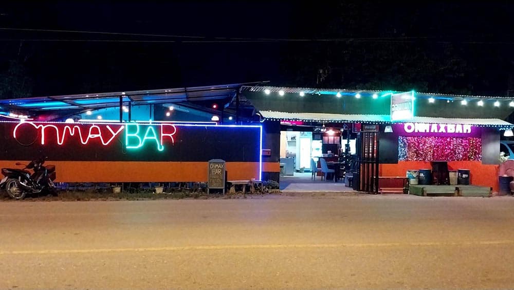 ภาพถ่ายแสดงการตกแต่งภายนอก ภายใน พนักงาน และบรรยากาศของร้าน ออนแม็ก บาร์