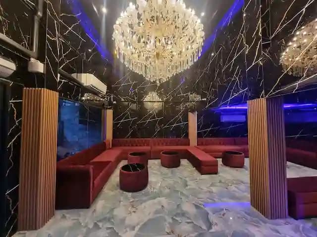 ภาพถ่ายแสดงการตกแต่งภายนอก ภายใน พนักงาน และบรรยากาศของCUBE MASSAGE