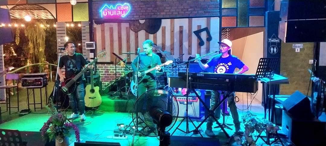 ภาพถ่ายแสดงการตกแต่งภายนอก ภายใน พนักงาน และบรรยากาศของปาร์ตี้เฮ้าส์ (Party House By Rayong)