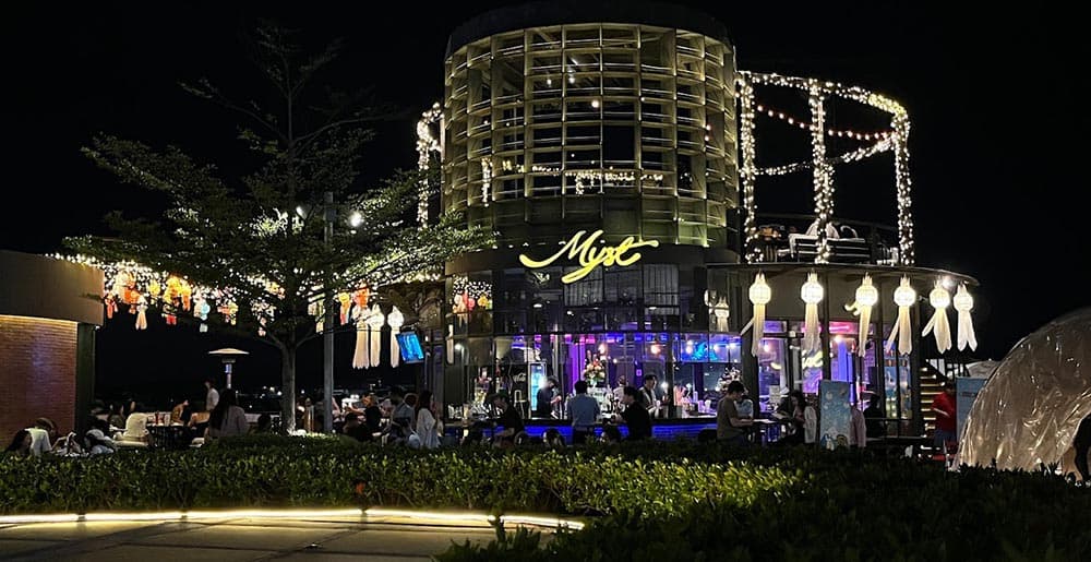 ภาพถ่ายแสดงการตกแต่งภายนอก ภายใน พนักงาน และบรรยากาศของMyst MAYA Chiang Mai No.0