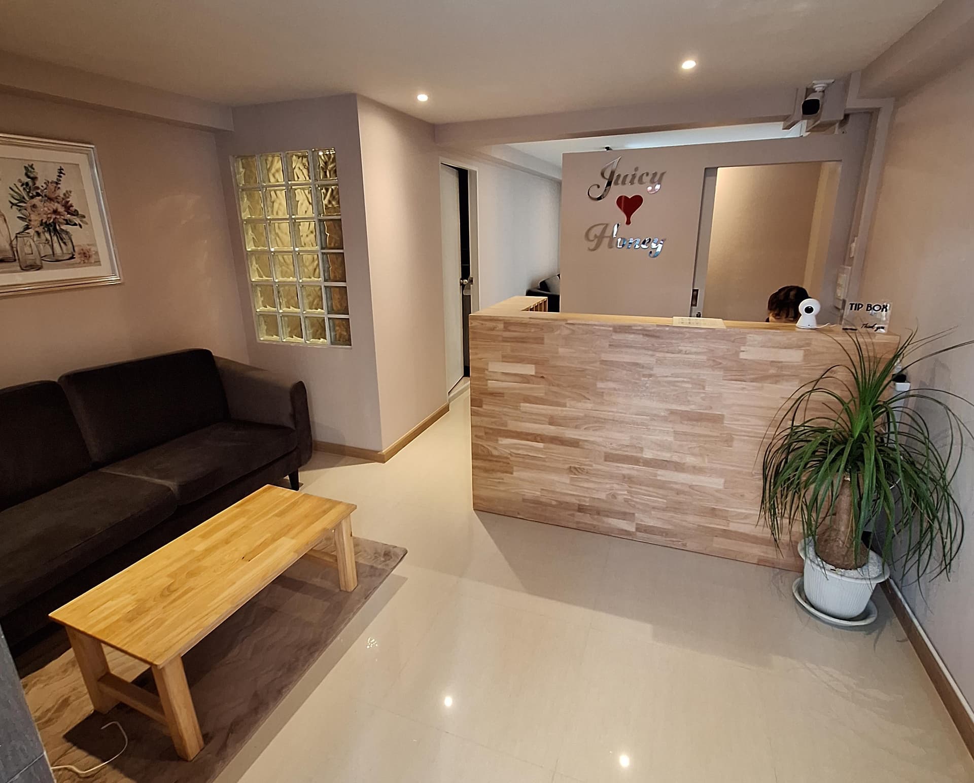 ภาพถ่ายแสดงการตกแต่งภายนอก ภายใน พนักงาน และบรรยากาศของJuicy honey No.0