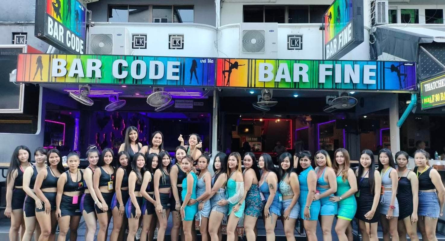 ภาพถ่ายแสดงการตกแต่งภายนอก ภายใน พนักงาน และบรรยากาศของBAR CODE & BAR FINE