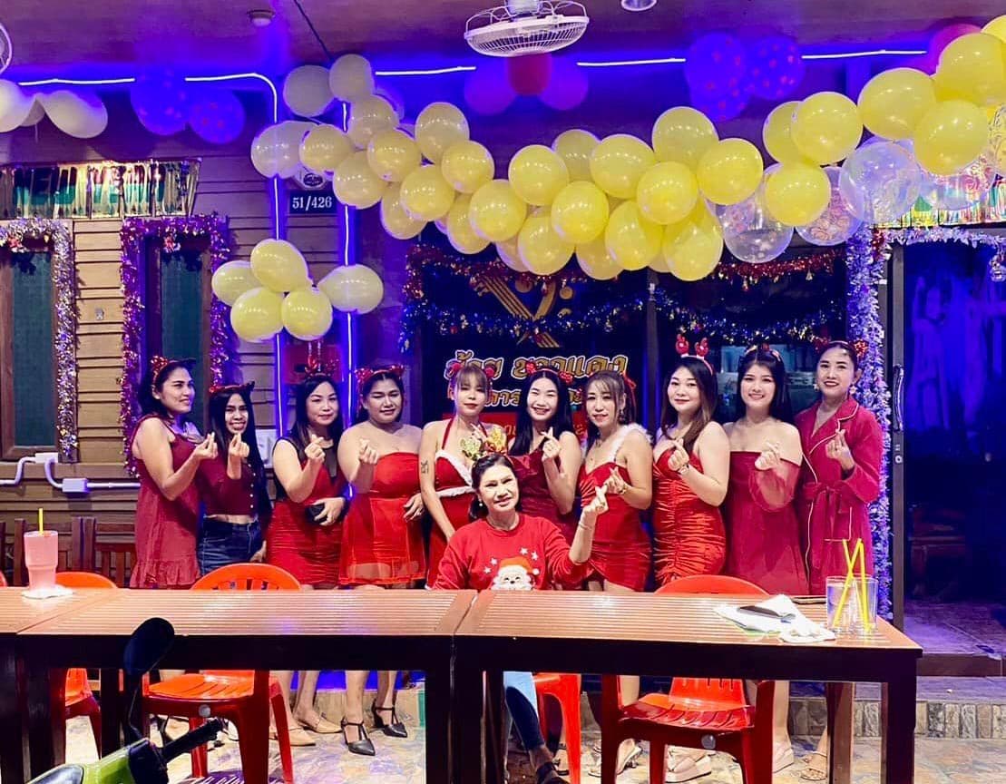 ภาพถ่ายแสดงการตกแต่งภายนอก ภายใน พนักงาน และบรรยากาศของบ้านบาวแดง คาราโอเกะ