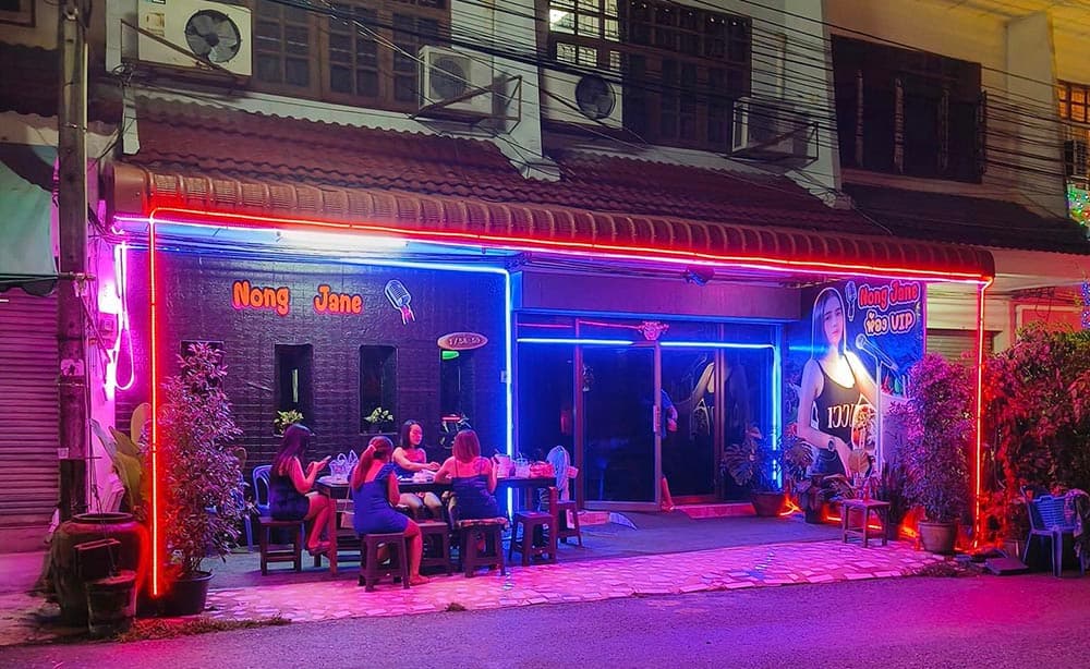 ภาพถ่ายแสดงการตกแต่งภายนอก ภายใน พนักงาน และบรรยากาศของร้านน้องเจนคาราโอเกะ No.0